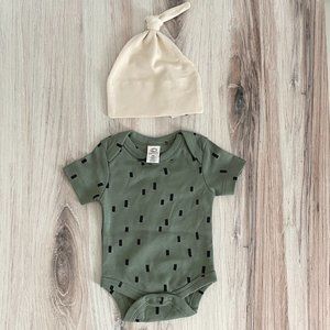 Colored Organics Short Sleeve Print Bodysuite plus knotted hat in beige